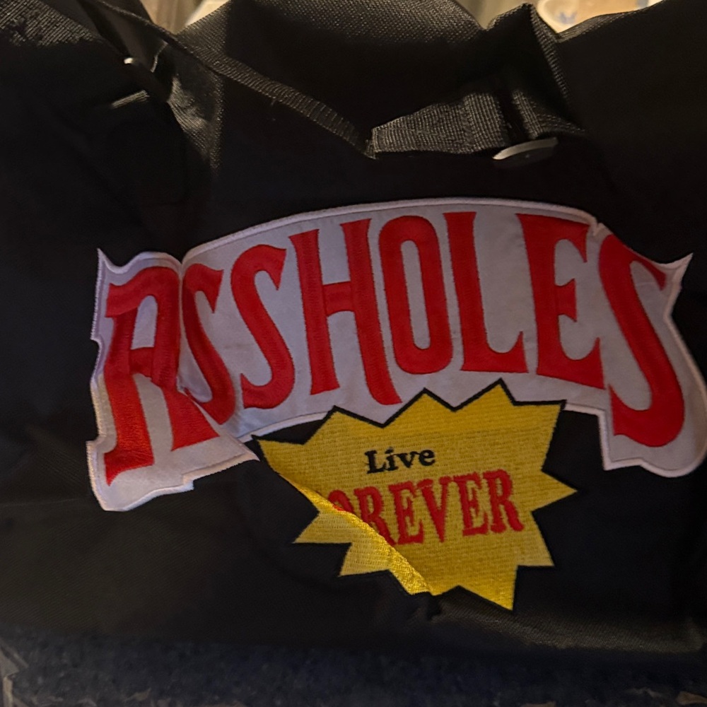 FIVE Brand new Assholes Live Forever duffle bags. - Picture 9 of 10